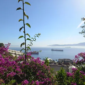 The Hub Studio With Balcony, Wi-fi & Gym Gibraltar